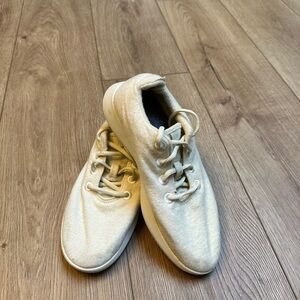 NZ Wool Allbirds in white. Womens size 9 (39 euro) in VGUC. Washable. Comfy